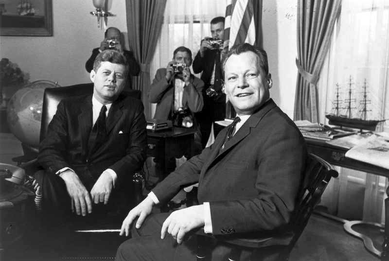 El presidente John Fitzgerald Kennedy en la Casa Blanca al, por entonces, alcalde de Berlín, Willy Brandt. Lunes 13 de marzo de 1961. fotografía Marion S. Trikosko. US Library of Congress. Imagen de dominio público.