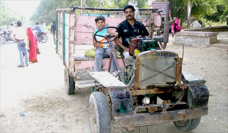 Camioneta de construcción casera que utiliza para su propulsión un motor para extraer agua. Fotografía tomada en un pueblo cerca de Jaipur (Rajasthan) en 2006 por Sanjay Kattimani. Imagen de dominio público.