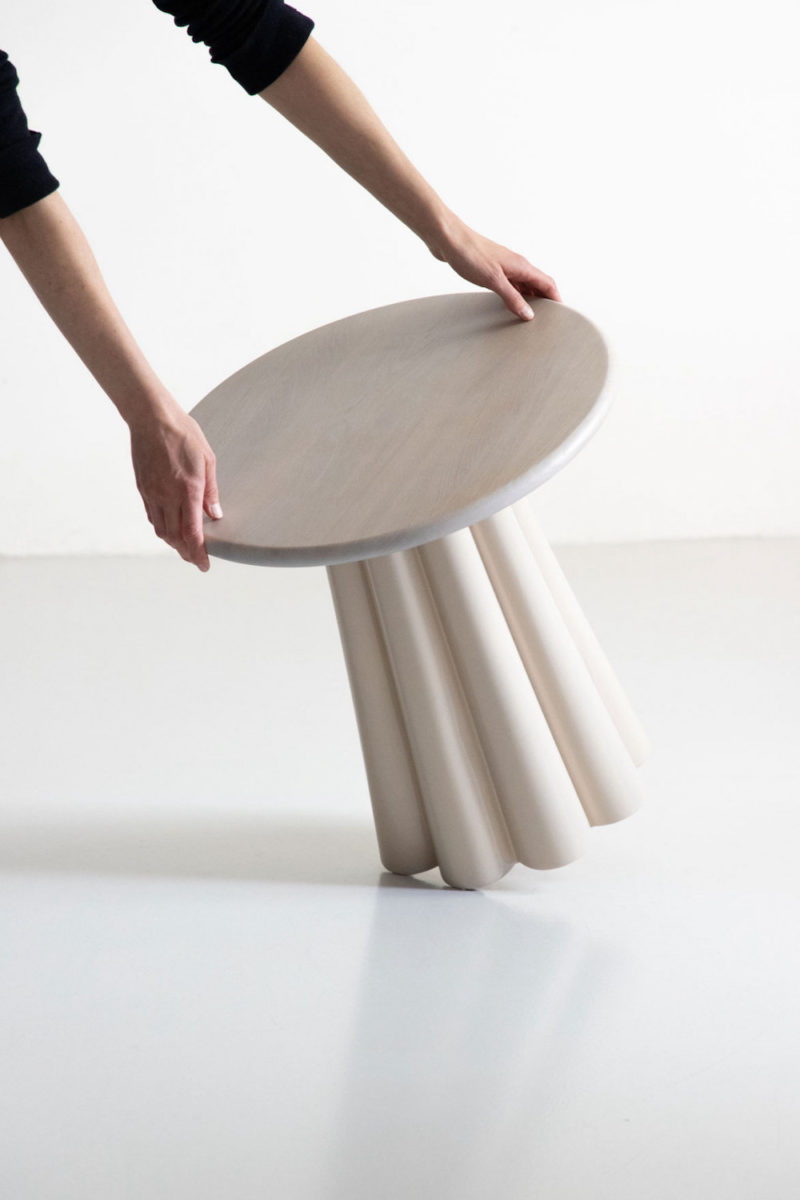 Hanne Willmann experimenta con cerámica en Bromo, una mesa auxiliar diferente
