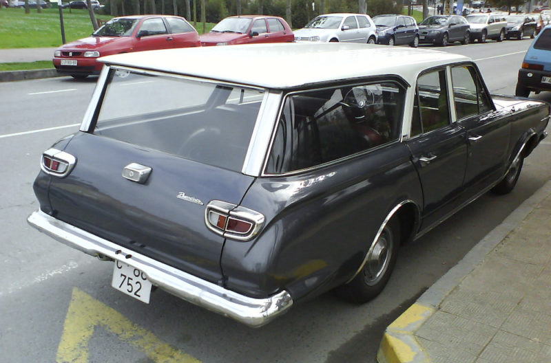 Un Dodge Dart, en su versión familiar de 1969, con matrícula de La Coruña y la marca Barreiros en el portón trasero. Fotografía de Zara Moliner, 2008 (CC BY-SA 3.0).