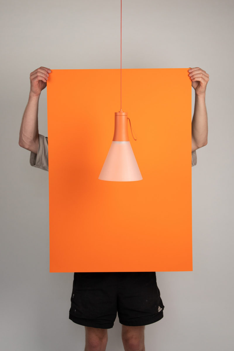Vespertine, portátil y de suspensión. Una lámpara de Max Hausmann y Tim Schuetze