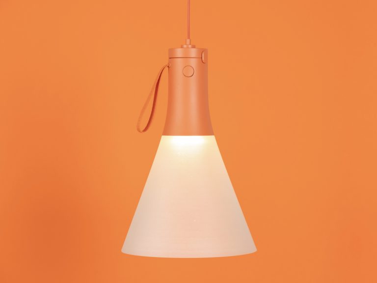 Vespertine portátil y de suspensión. Una lámpara de Max Hausmann y Tim