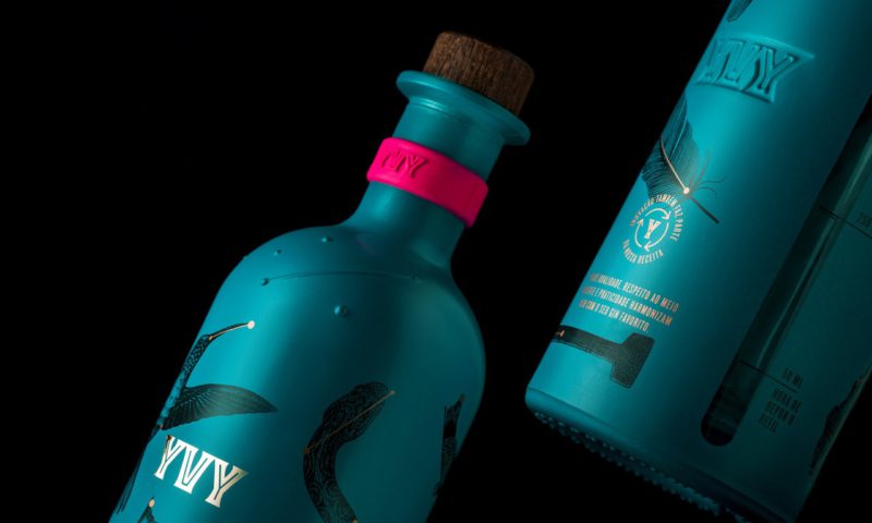 Estúdio Bogotá da vida a YVY Trilogia Refil, la primera botella de gin recargable del mundo