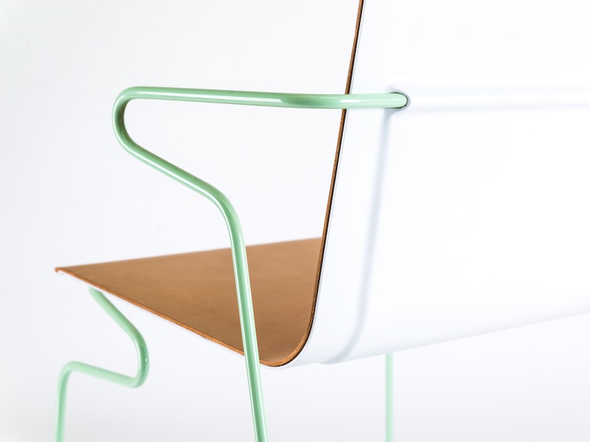 Flexible, ligera, fresca,… así es Bender, la silla «doblada» de Frederik Kurzweg