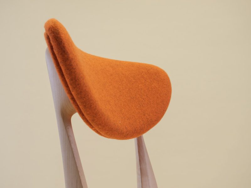 Stay, simple, natural, honesta. Una silla de Lost & Found