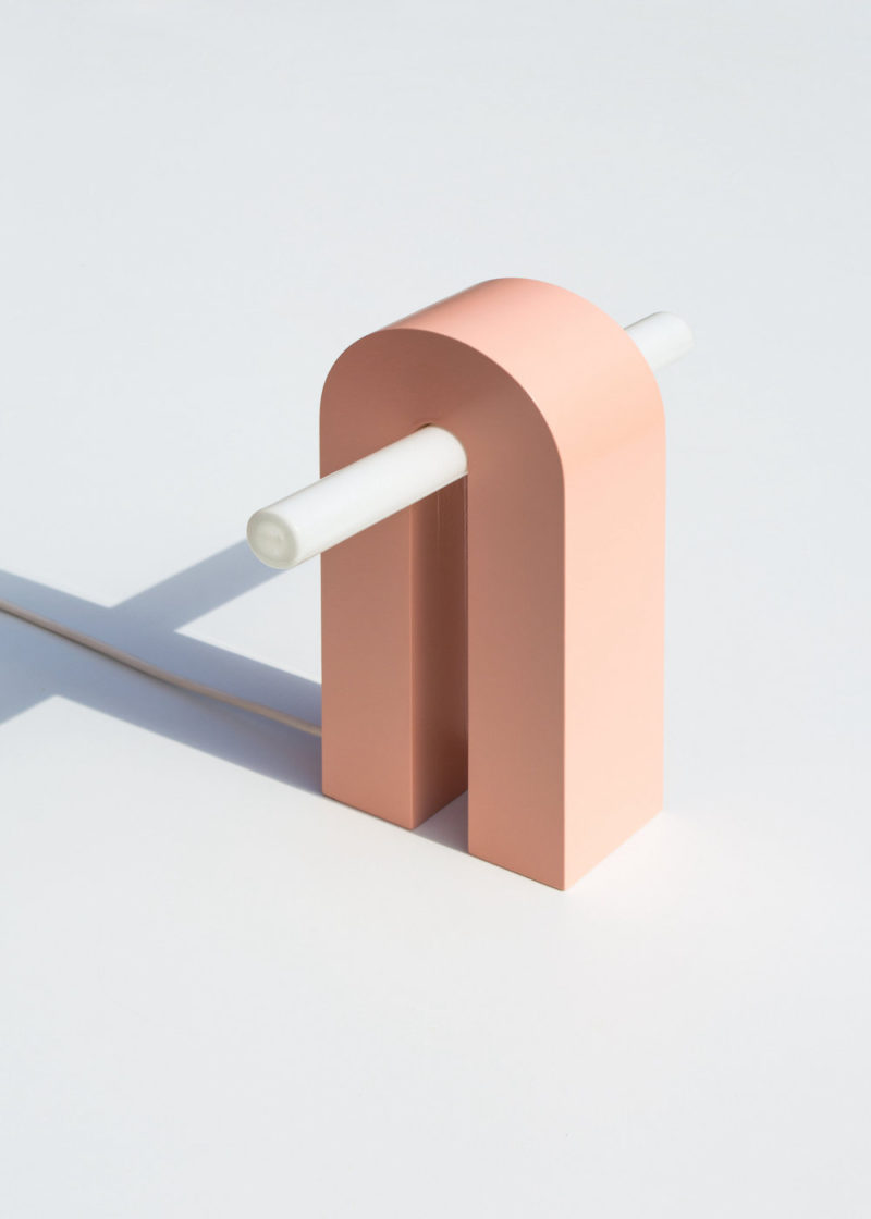 Arc: el minimalismo escultural de Frederik Kurzweg en una lámpara de época