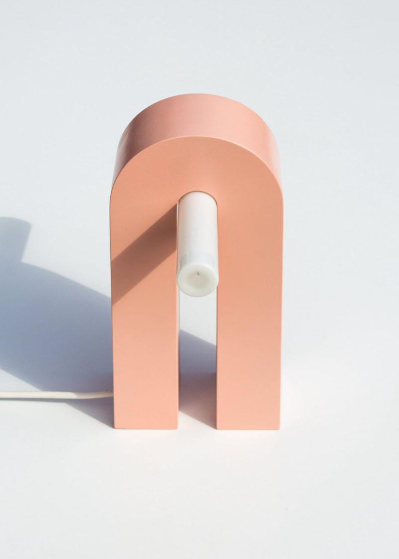 Arc: el minimalismo escultural de Frederik Kurzweg en una lámpara de época