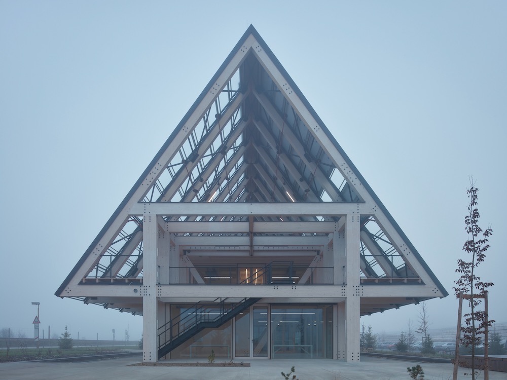 Mjölk diseña la sede Kloboucká Lesní en los bosques checos. Arquitectura corporativa en madera