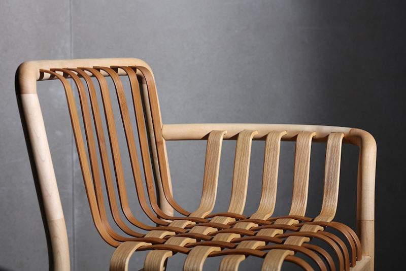 Chen Kuan-Cheng presenta Lattice, un asiento de madera y bambú trenzado con vapor