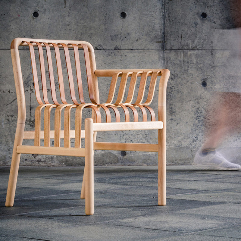 Chen Kuan-Cheng presenta Lattice, un asiento de madera y bambú trenzado con vapor