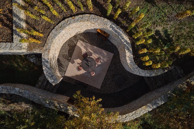 Marco Maio se inspira en la serie Fibonacci para el diseño de unas terrazas de viñedos a orillas del Moldava © BoysPlayNice
