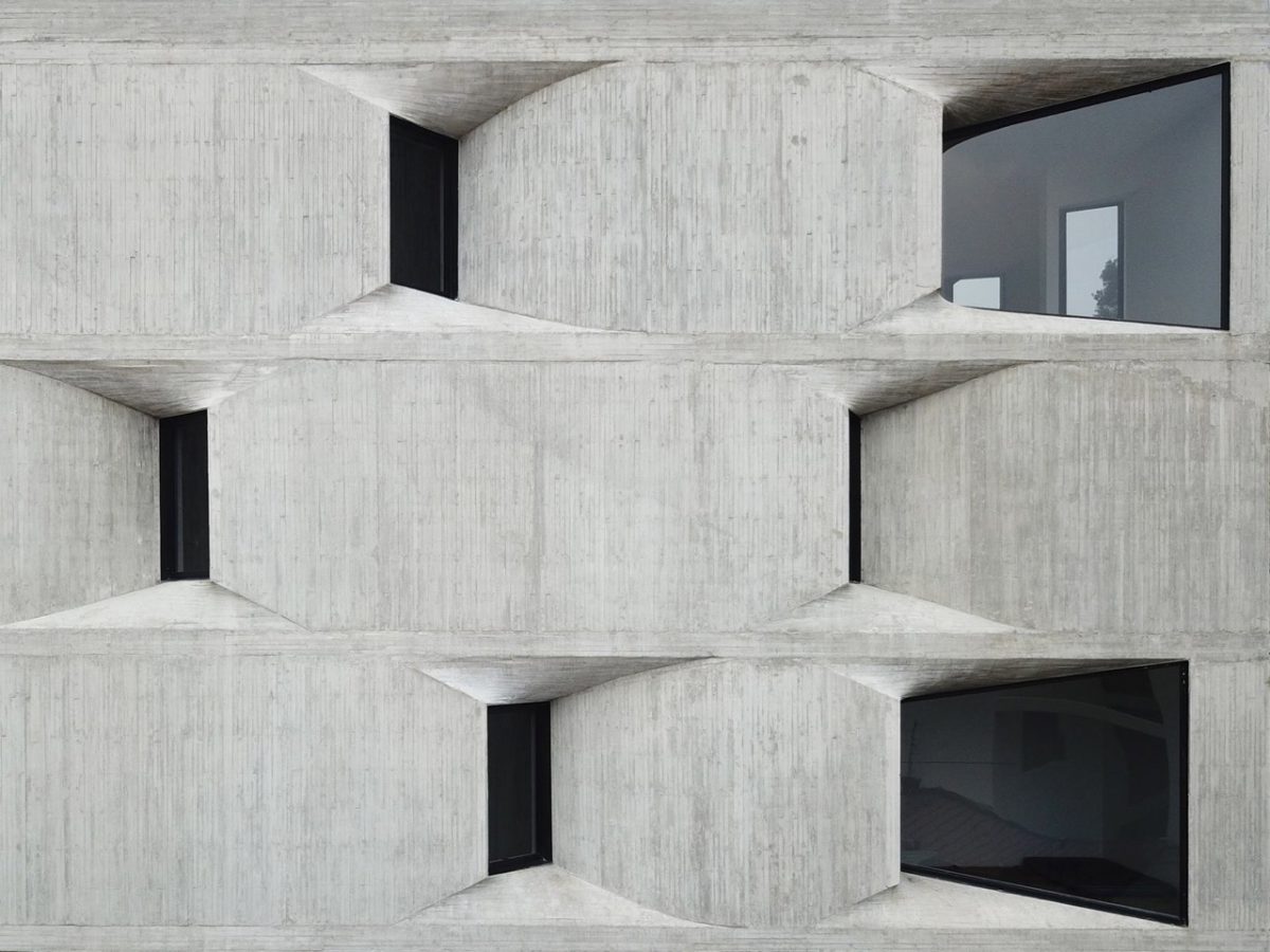 DL1310: el brutalismo de alto estanding de Young & Ayata y Michan Architecture