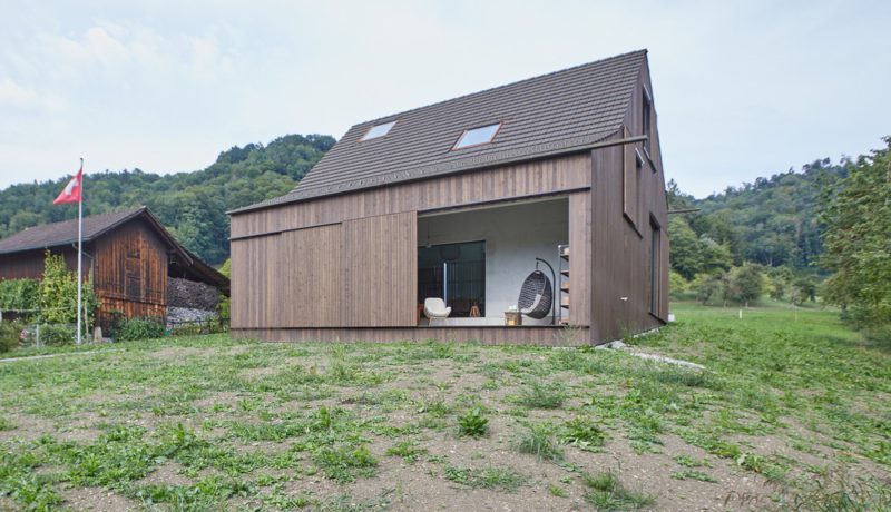 La casa "granero" de Be Architektur. Un homenaje a la arquitectura de la suiza rural. © Vito Stallone