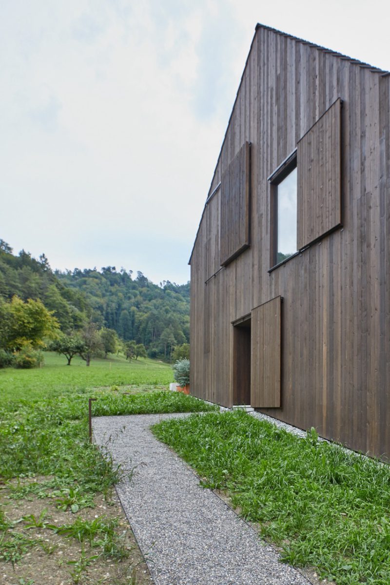 La casa "granero" de Be Architektur. Un homenaje a la arquitectura de la suiza rural. © Vito Stallone