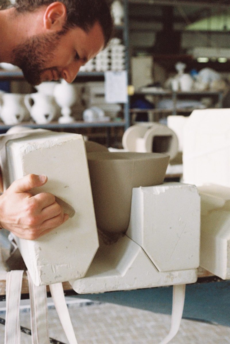 Ronan Bouroullec y la cerámica artesanal en el diseño de luminarias 