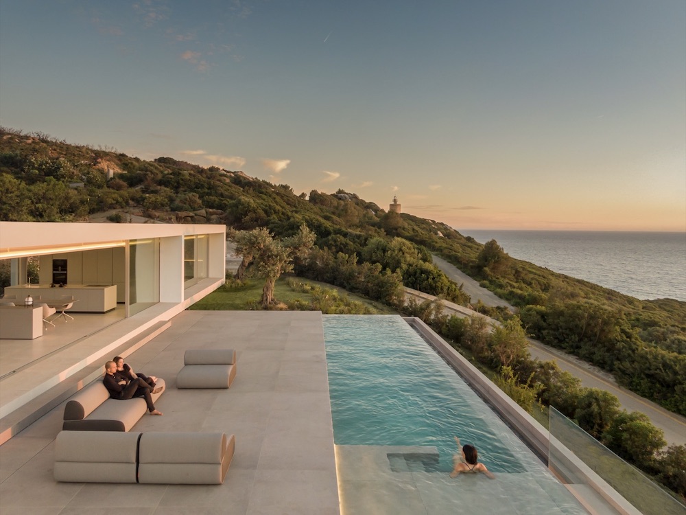 La casa «en el aire» de Fran Silvestre Arquitectos en las costas de Zahara de los Atunes