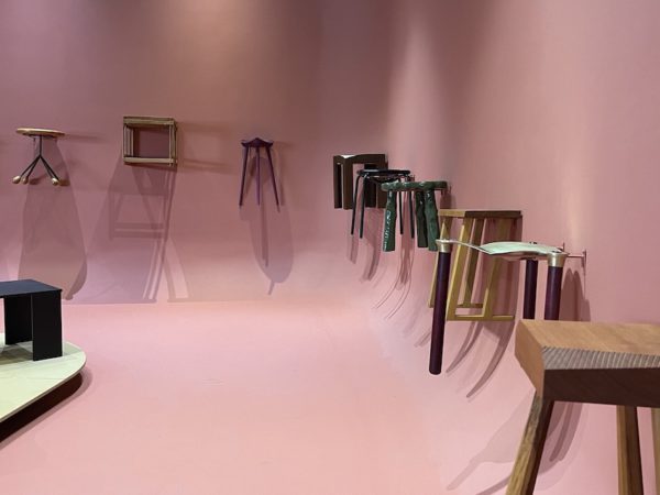 Banquetas contemporáneos en la apertura de la Semana del Diseño de São Paulo