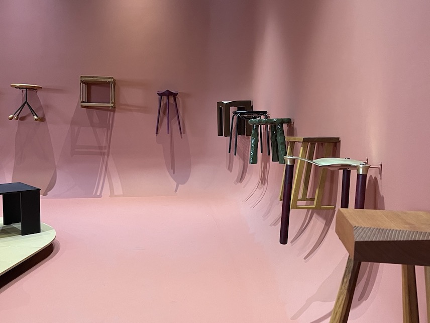Banquetas contemporáneas en la apertura de la Semana del Diseño de São Paulo