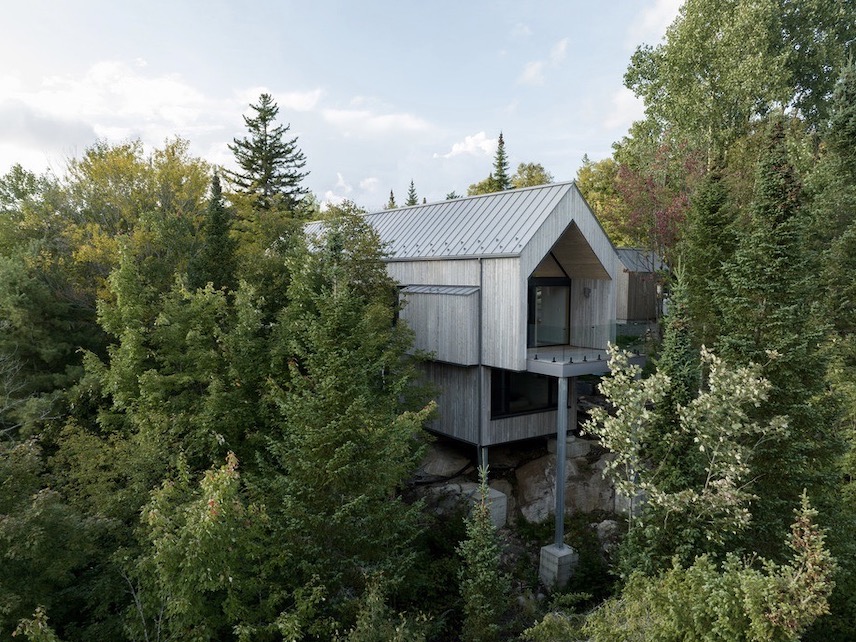 RobitailleCurtis diseña un refugio de montaña con aires de mansión en los montes Laurentinos