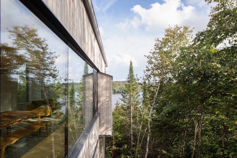 RobitailleCurtis diseña un refugio de montaña con aires de mansión en los montes Laurentinos © Adrien Williams