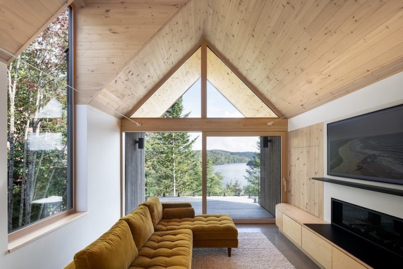 RobitailleCurtis diseña un refugio de montaña con aires de mansión en los montes Laurentinos © Adrien Williams