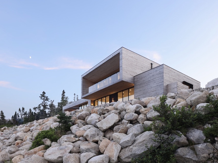 Agua, madera y piedra en Rockbound, la casa de OG en la costa atlántica canadiense