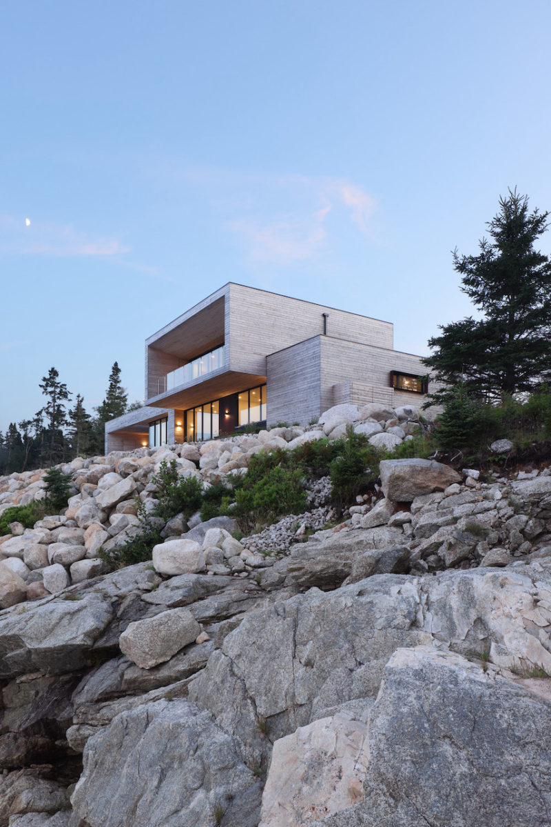Agua, madera y piedra en Rockbound, la casa de OG en la costa atlántica canadiense © Ema Peter Photography 