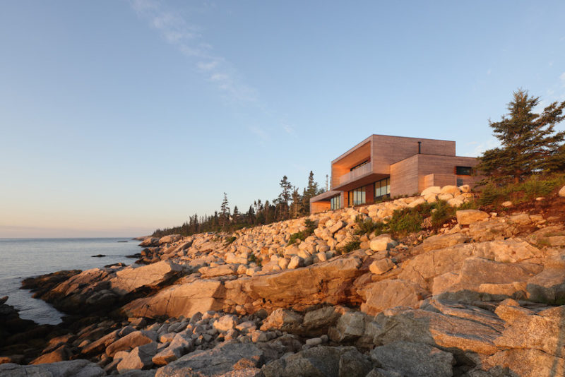 Agua, madera y piedra en Rockbound, la casa de OG en la costa atlántica canadiense © Ema Peter Photography 
