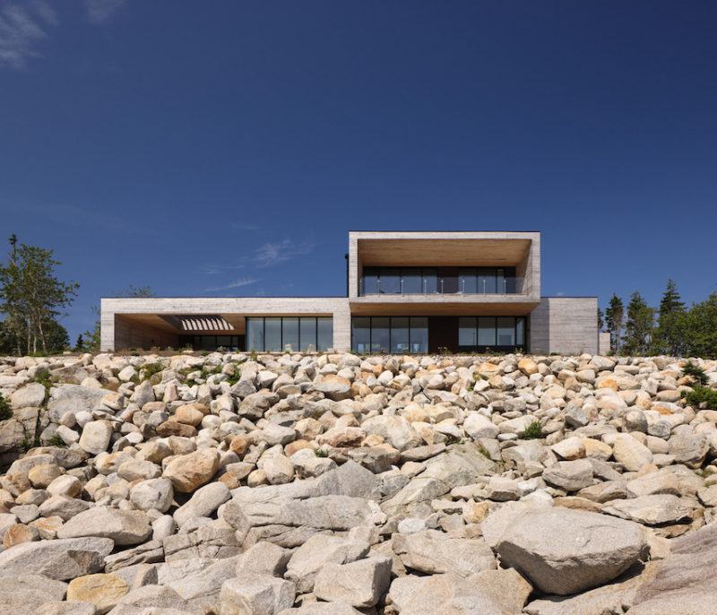 Agua, madera y piedra en Rockbound, la casa de OG en la costa atlántica canadiense © Ema Peter Photography 