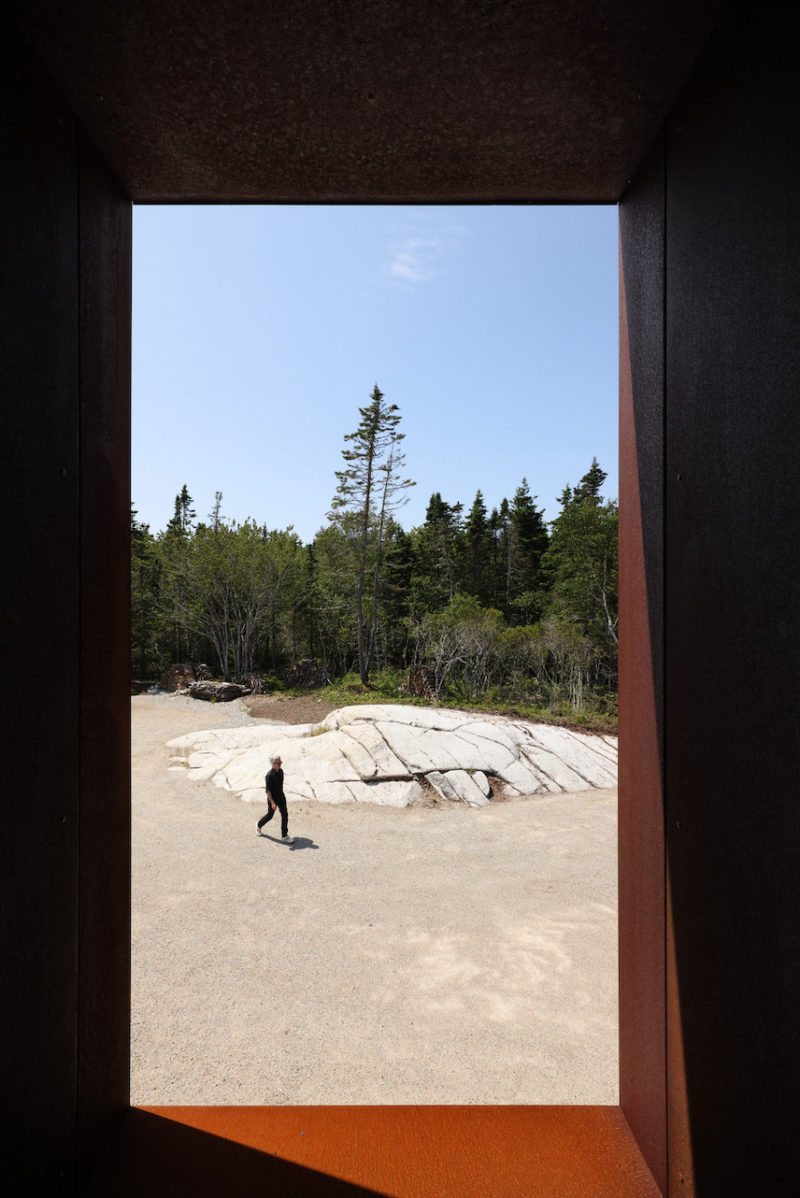 Agua, madera y piedra en Rockbound, la casa de OG en la costa atlántica canadiense © Ema Peter Photography 