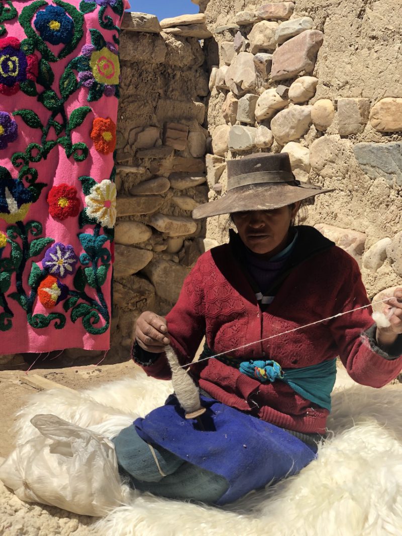 Cuando los colores de los cerros y los cielos andinos se cuelan en Milán