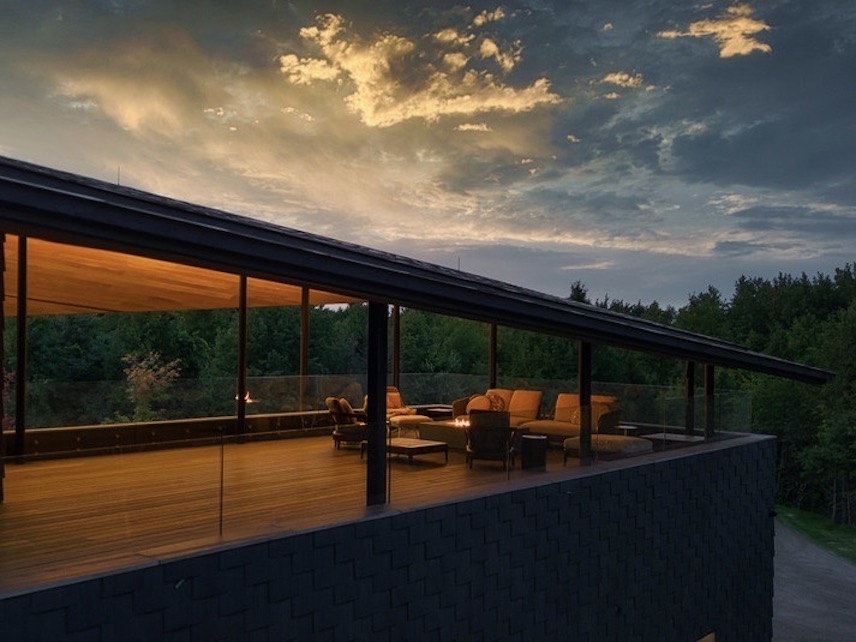 Kariouk Architects y un inesperado volumen arquitectónico en los bosques de Ontario