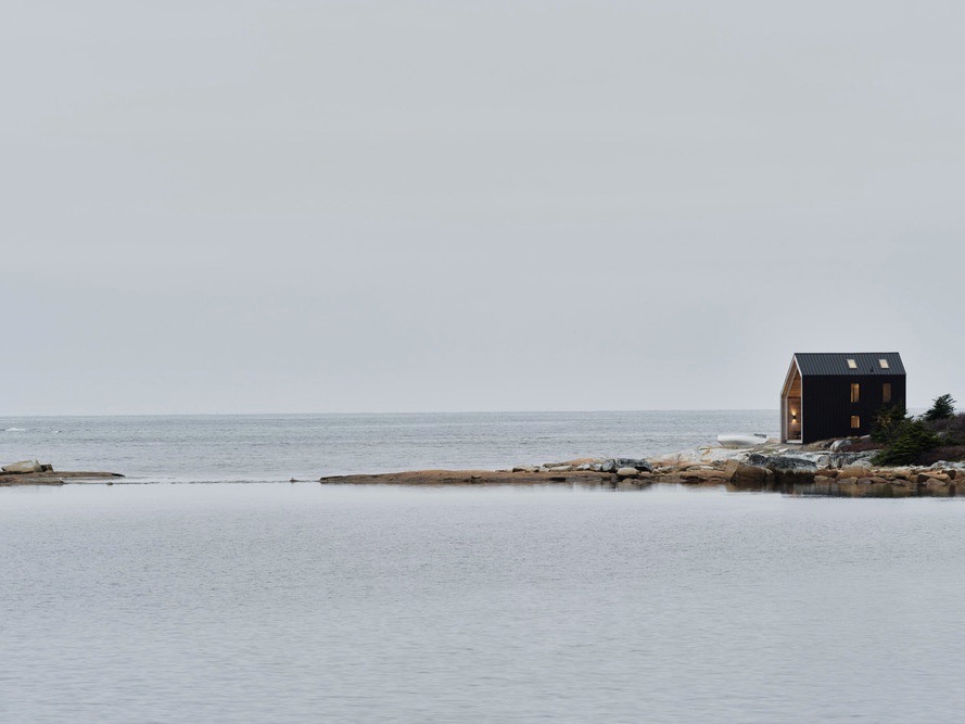 System 02, el refugio prefabricado definitivo. Un proyecto de The Backcountry Hut Company © Russell Dalby