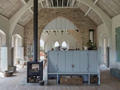 Tuckey Design Studio interviene una antigua capilla inglesa y acierta