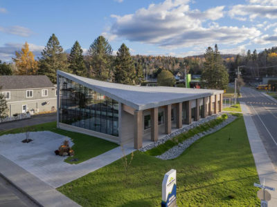 Una biblioteca que dialoga con el paisaje