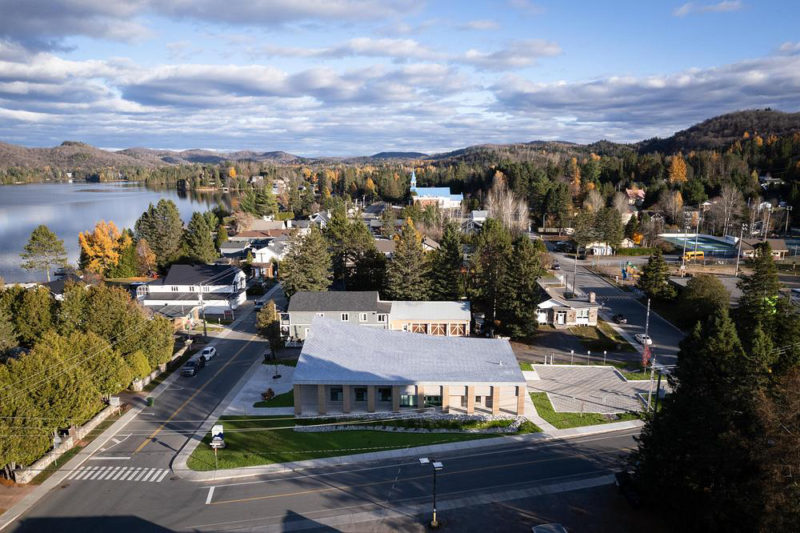 Una biblioteca que dialoga con el paisaje