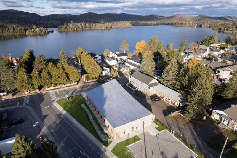 Una biblioteca que dialoga con el paisaje