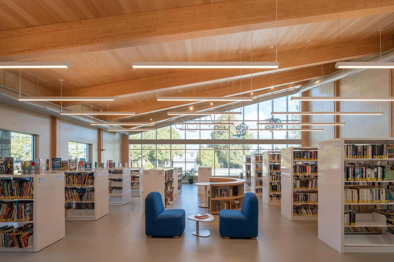 Una biblioteca que dialoga con el paisaje