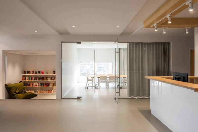 Una biblioteca que dialoga con el paisaje