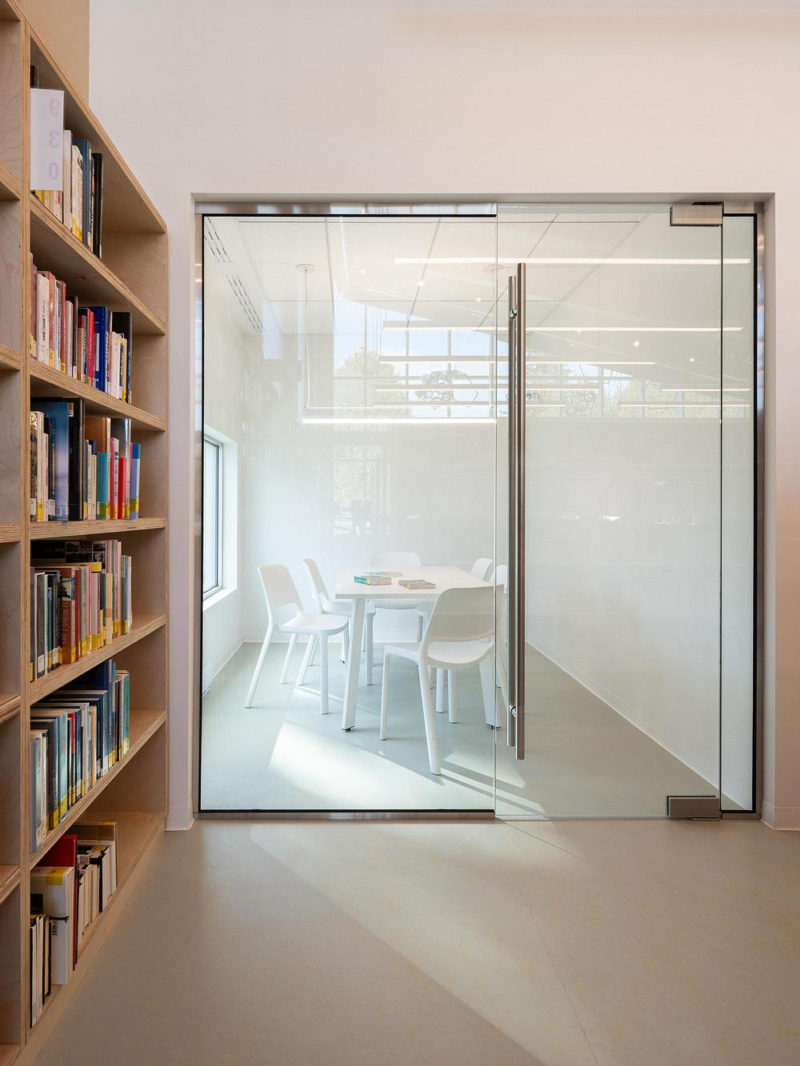 Una biblioteca que dialoga con el paisaje