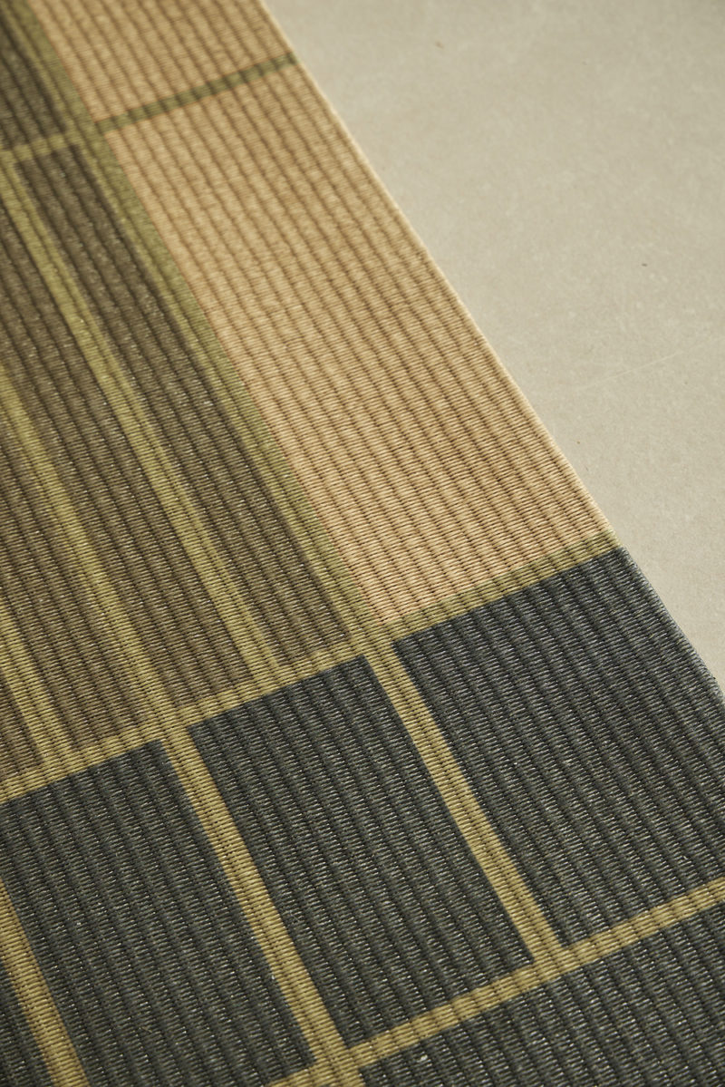 Shoji: una alfombra inspirada en la serenidad japonesa Hay objetos capaces de modificar un espacio sin necesidad de imponerse. La nueva colección Shoji, desarrollada por Naturtex junto al estudio valenciano PerezOchando, pertenece precisamente a esa categoría de diseños silenciosos que transforman la atmósfera desde la sutileza, la textura y la relación con la luz.