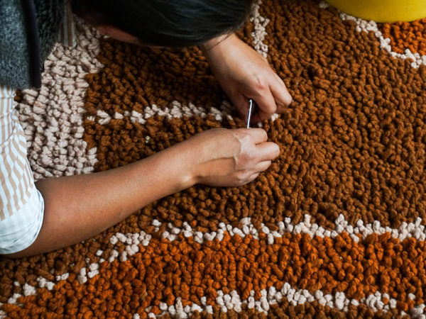 Barragán Rugs de txt.ure y Azotea explora el diseño textil con técnicas artesanales, color y referencias culturales mexicanas.